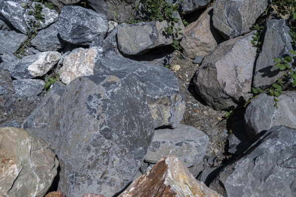 Basalt Findling (anthrazit) gebrochen, Deutschland