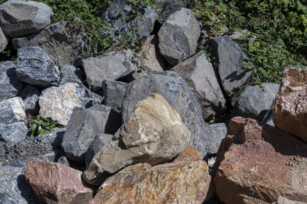 Basalt Findling (anthrazit) gebrochen, Deutschland
