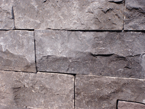 Basalt Kerala Mauerst. (anthrazit) 5/10/15x20x30-50 cm, gesägt/bruchrau