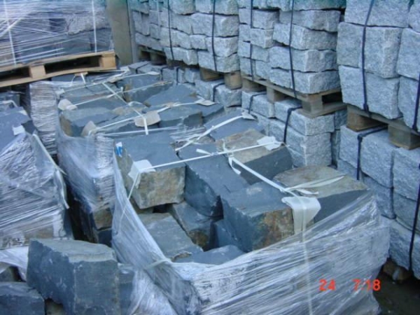 Basalt Mauersteine (anthrazit) 20-25 x 20-25 x 30-40 cm, auf Palette