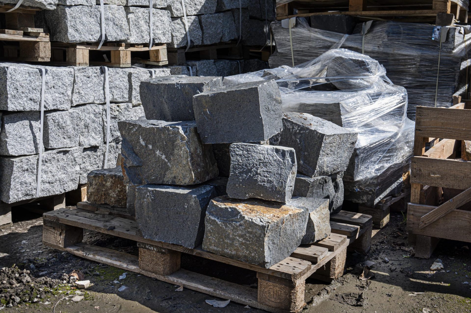 Basalt Mauersteine (anthrazit) 20-25 x 20-25 x 30-40 cm, auf Palette Basalt Mauersteine (anthrazit) 20-25 x 20-25 x 30-40 cm, auf Palette
