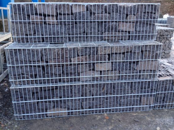 Basalt Mauersteine Mini (anthrazit) 8-15 x 8-15 x 15-35 cm, auf Palette