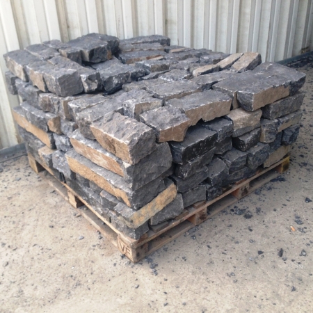 Basalt Mauersteine Mini (anthrazit) 8-15 x 8-15 x 15-35 cm, auf Palette