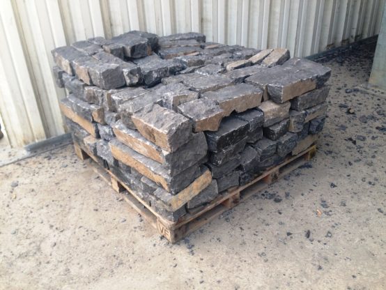 Basalt Mauersteine Mini (anthrazit) 8-15 x 8-15 x 15-35 cm, auf Palette