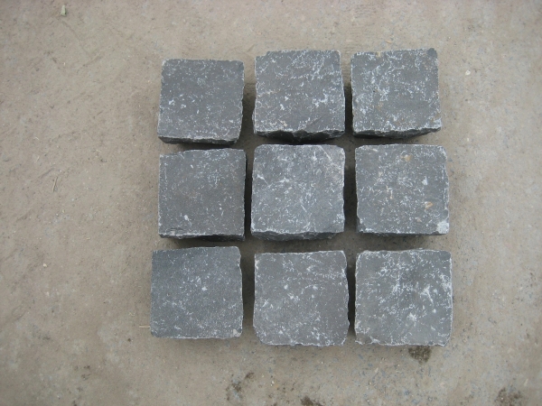 Basalt Pflaster 10/10/7-9 cm (neu) Vietnam, plangespalten in Kiste