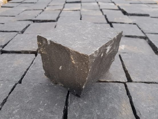 Basalt Pflaster 10/10/8 cm (neu) Vietnam, OF geflammt in Kiste