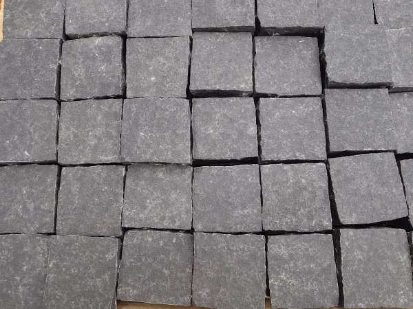 Basalt Pflaster 10/10/8 cm (neu) Vietnam, OF geflammt in Kiste