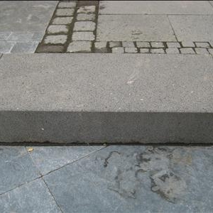 Basaltlava Blockstufe (anthrazit) 15 x 35 cm, Tritt+Vorderkante geschliffen