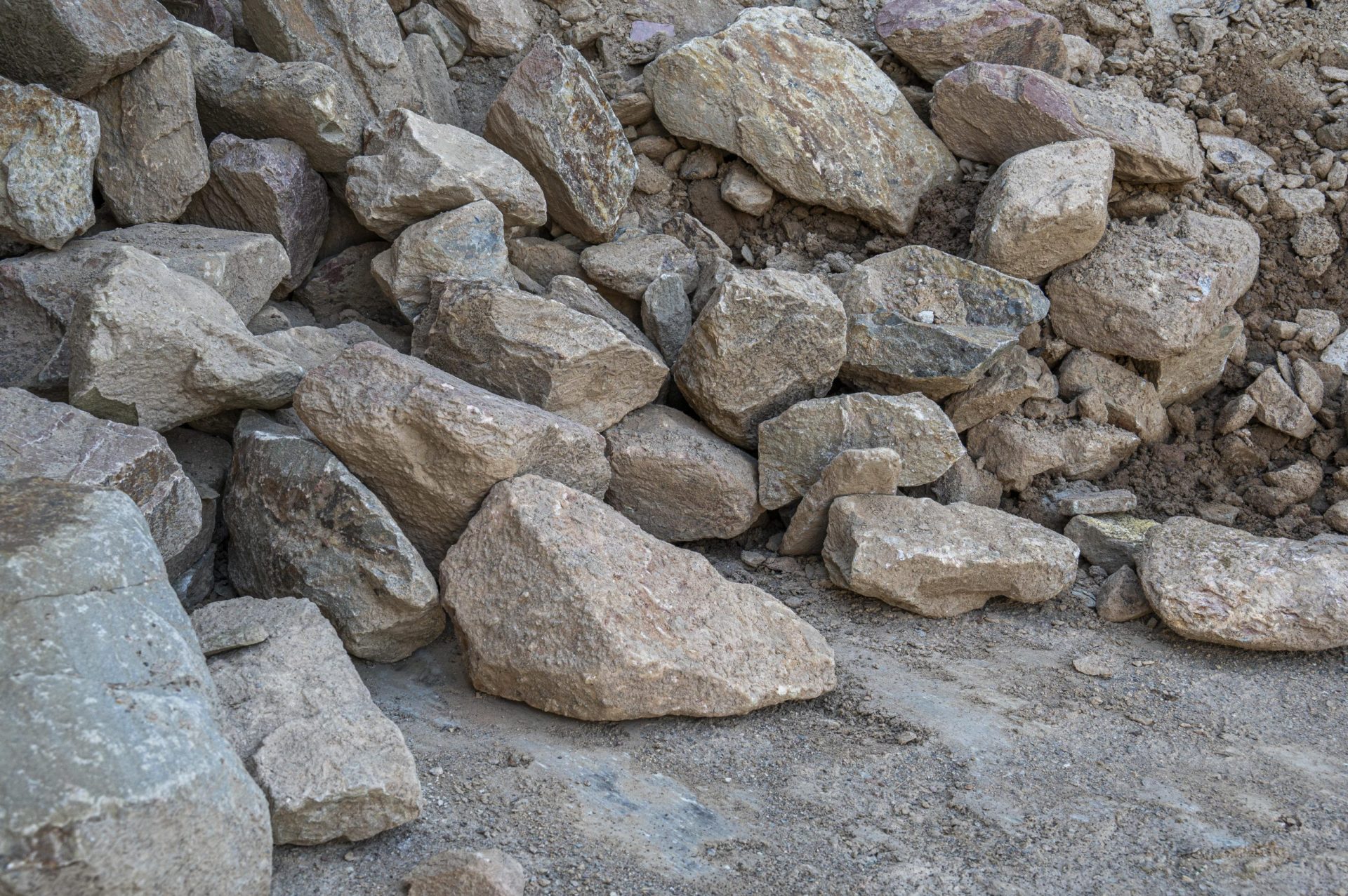 Bruchsteine Grauwacke (rot-bunt) 150-450 mm, lose Bruchsteine Grauwacke (rot-bunt) 150-450 mm, lose