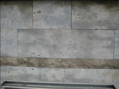 Dolomit Mauerfries, bossiert 8 cm hoch, 22 cm breit, Lager gesägt