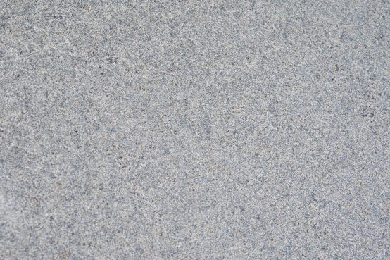 Gabbro Blockstufen (Grau-Grün) 100 x 35 x 15 cm allseits geflammt, Kanten gefast