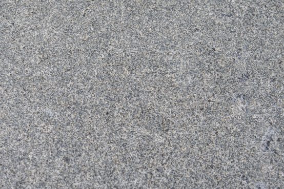 Gabbro Blockstufen (Grau-Grün) 120 x 35 x 15 cm allseits geflammt, Kanten gefast