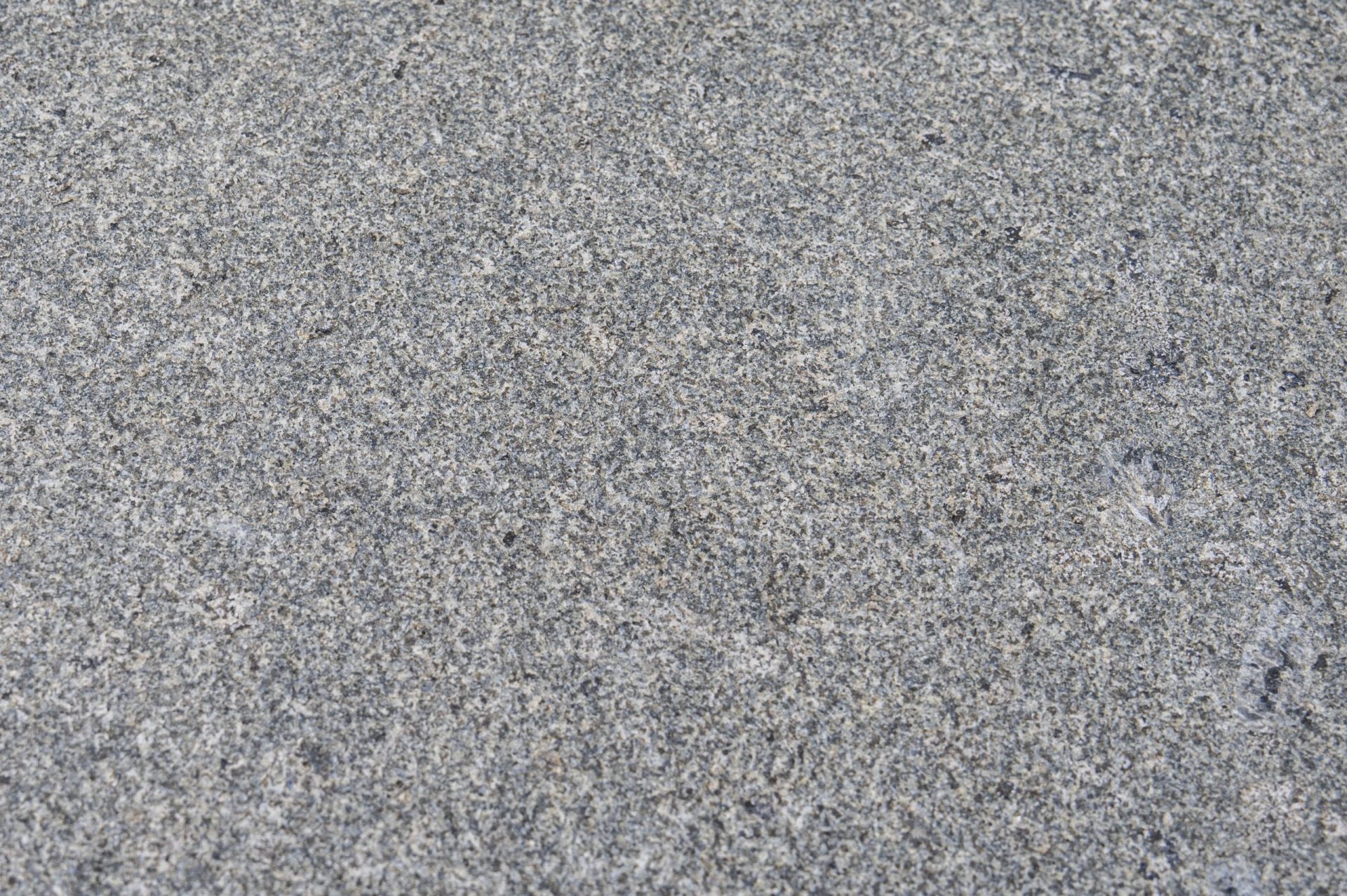 Gabbro Blockstufen (Grau-Grün) 120 x 35 x 15 cm allseits geflammt, Kanten gefast