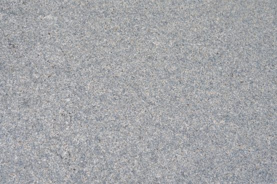 Gabbro Blockstufen (Grau-Grün) 150 x 35 x 15 cm allseits geflammt, Kanten gefast