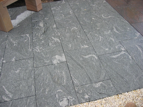 Gneis Bodenplatten 60x60 cm (Cloud Nine) 3 cm, geflammt+gebürstet/gefaste Kanten