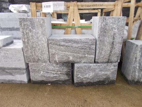 Gneis Mauerstein (Nero Wave) 7,5/15/22,5 x 20 x 30/45/60 cm, 2-seitig bossiert