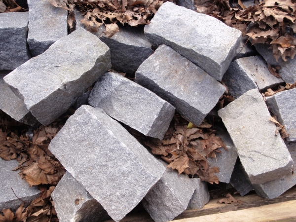 Granit Bindersteine 8-10 x 20 cm Portugal (dunkel) in Kiste