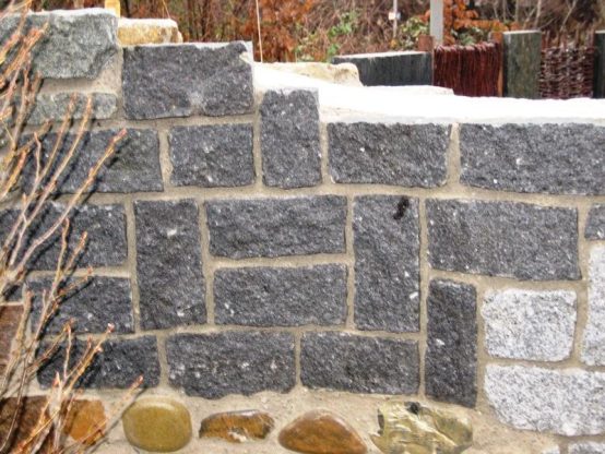 Granit Bindersteine 8-10 x 20 cm Portugal (dunkel) in Kiste