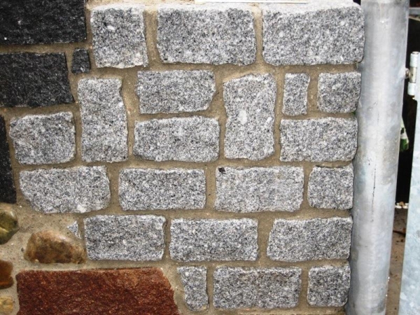 Granit Bindersteine 8-10 x 20 cm Portugal Feinkorn (hellgrau) in Kiste/BBG