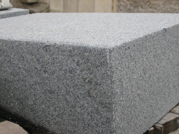 Granit Blockstufe (stahlgrau) 15 x 35 x 100 cm, geflammt, G654