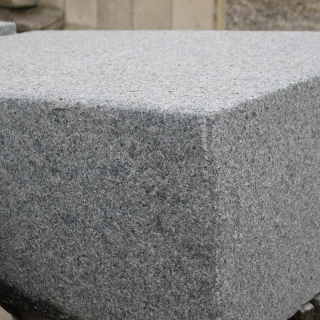 Granit Blockstufe (stahlgrau) 15 x 35 x 120 cm, geflammt, G654