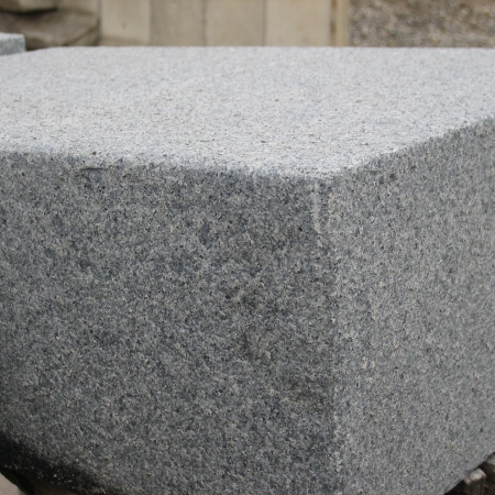 Granit Blockstufe (stahlgrau) 15 x 35 x 150 cm, geflammt, G654