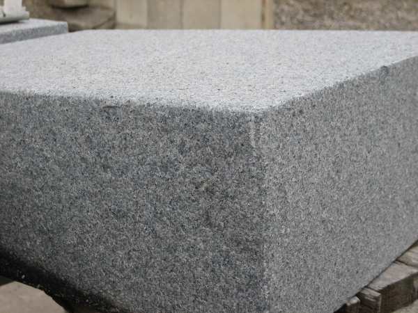 Granit Blockstufe (stahlgrau) 15 x 35 x 150 cm, geflammt, G654