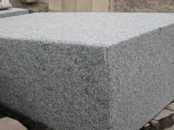 Granit Blockstufe (stahlgrau) 15 x 35 x 80 cm, geflammt, G654