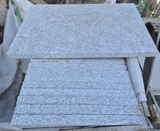 Granit Bodenplatten (hellgrau) RP 60x40x3 cm, gestockt/gesägte Kanten, wie G603