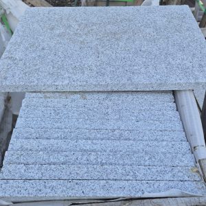 Granit Bodenplatten (hellgrau) RP 60x40x3 cm, gestockt/gesägte Kanten, wie G603