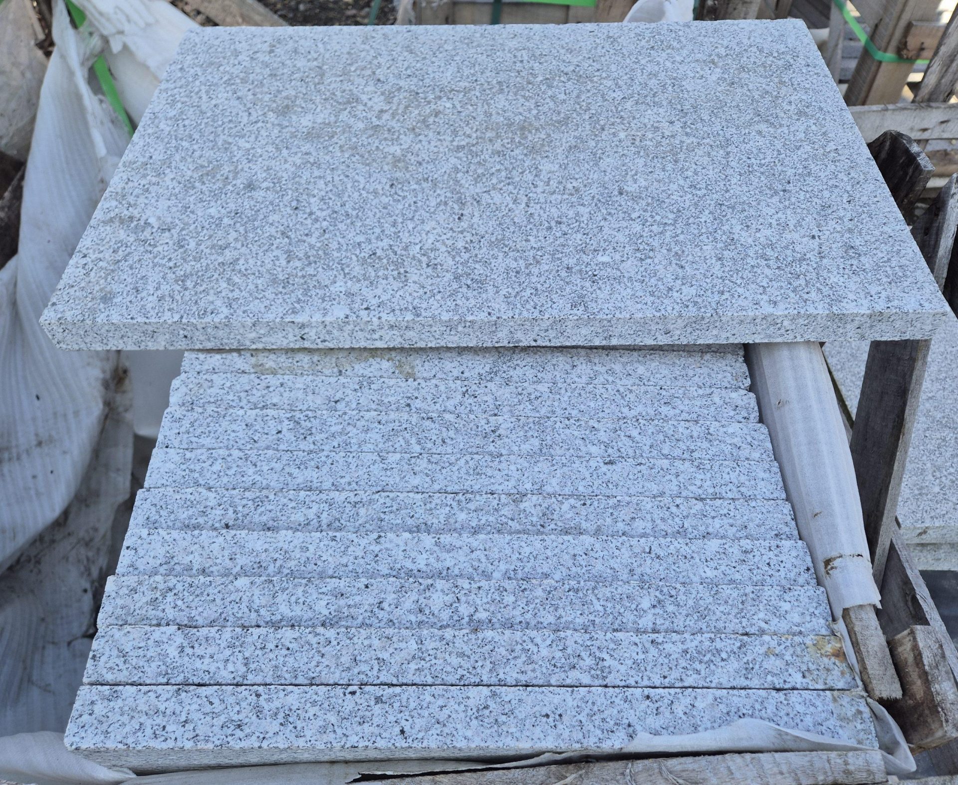 Granit Bodenplatten (hellgrau) RP 60x40x3 cm, gestockt/gesägte Kanten, wie G603