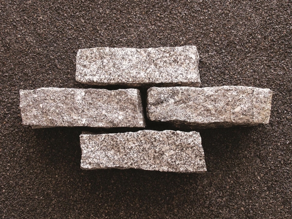 Granit Mauersteine (grau), gespalten 10 x 20 x 40 cm, auf Palette à 72 St.