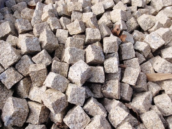 Granit Pflaster 4/6 cm Portugal (grau-gelb) in Kiste