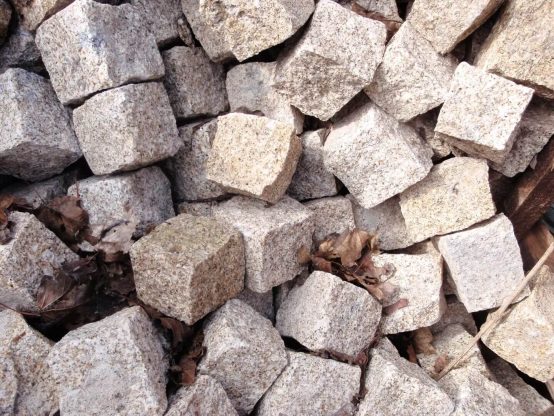 Granit Pflaster 9/11 cm Portugal (grau-gelb) in Kiste/Big-Bag