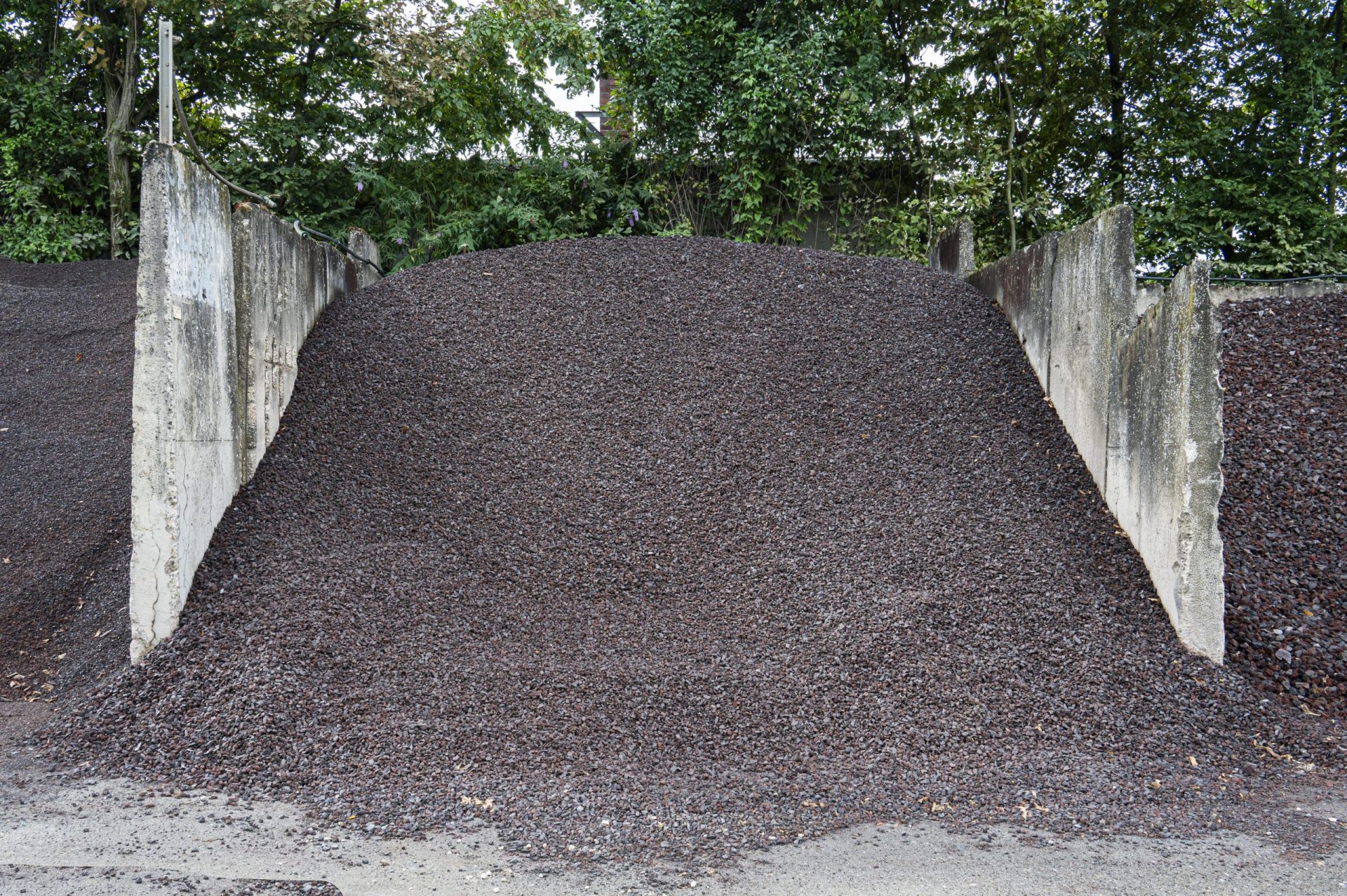 Lavakörnung 8/16 mm (rot-braun-schwarz) Lavakörnung 8/16 mm (rot-braun-schwarz)