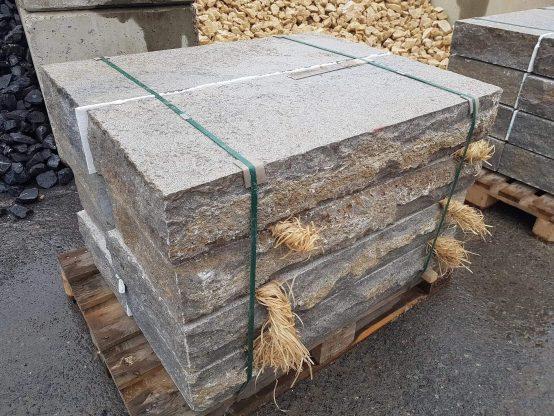 Muschelkalk Blockstufe (grau-ocker) ~ 15 x 35-40 x 100 cm, gestockt/bossiert