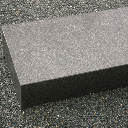 Olivin-Basalt Blockstufe (schwarz) 15 x 35 x 150 cm, geflammt, G684