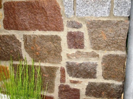 Porphyr Bindersteine, b=14 cm ~14 x 13-17 x 20-30 cm in Kiste
