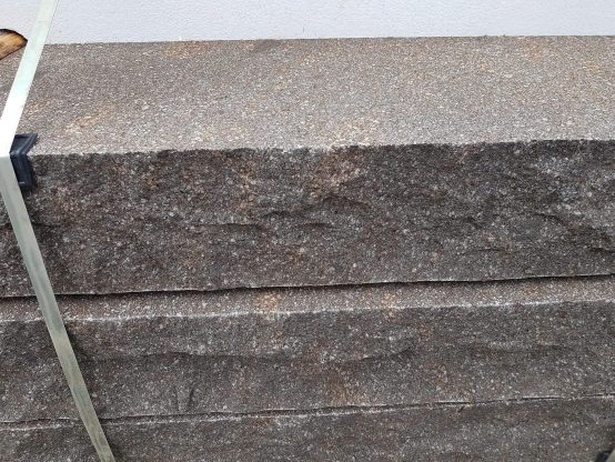 Porphyr Blockstufe Italien, OF geflammt 15x35x100 cm, VK bossiert, Rest gesägt