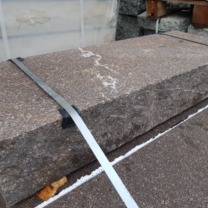 Porphyr Blockstufe Italien, OF geflammt 15x35x100 cm, VK bossiert, Rest gesägt