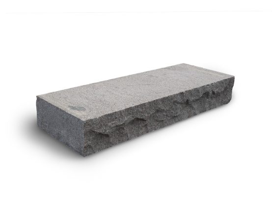 Porphyr Blockstufe Italien, OF geflammt 15x35x100 cm, VK bossiert, Rest gesägt