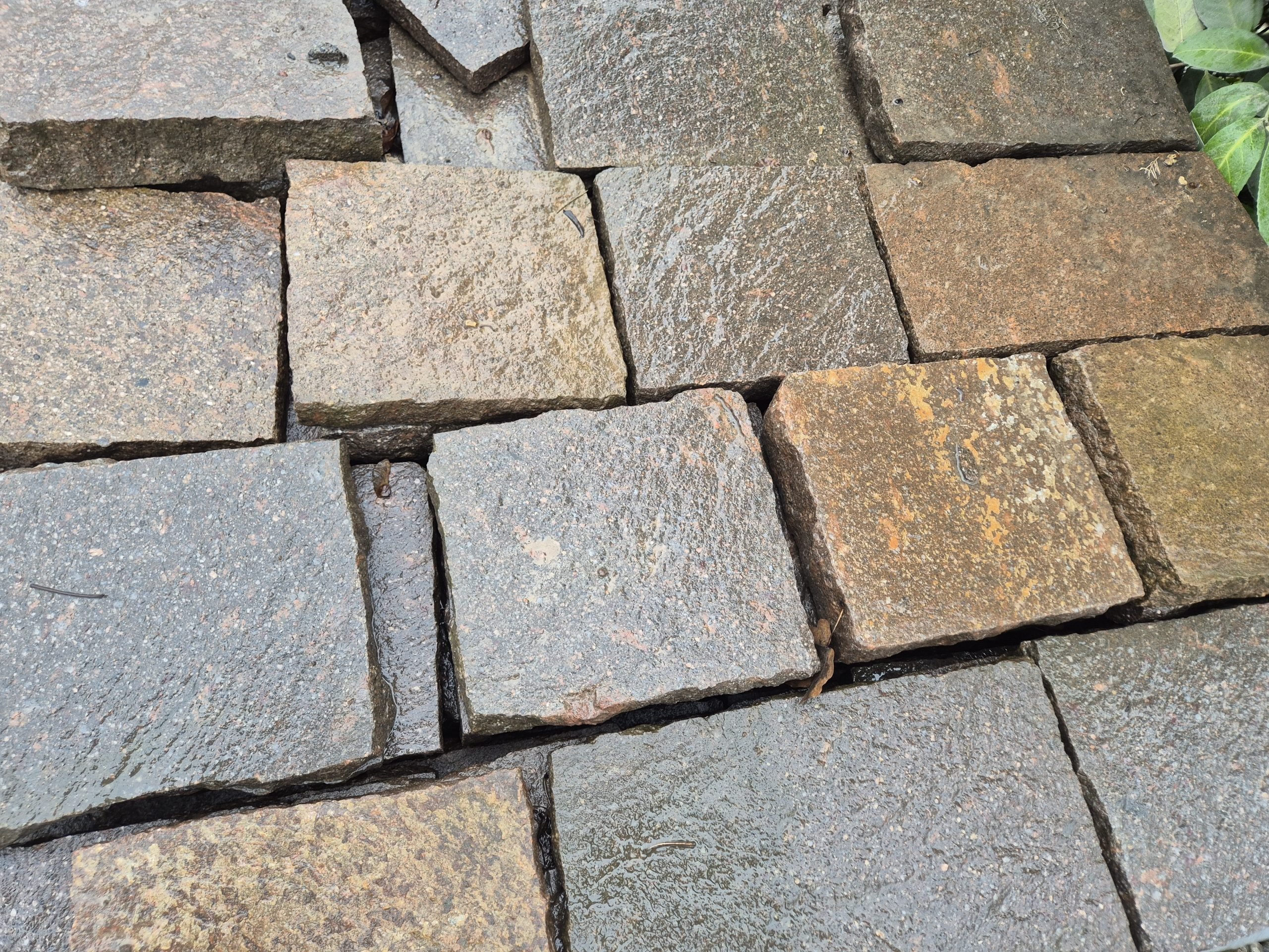 Porphyr Bodenplatten (grau-rot) 20er-Bahn x 2-6 cm, spaltrau/handbekantet