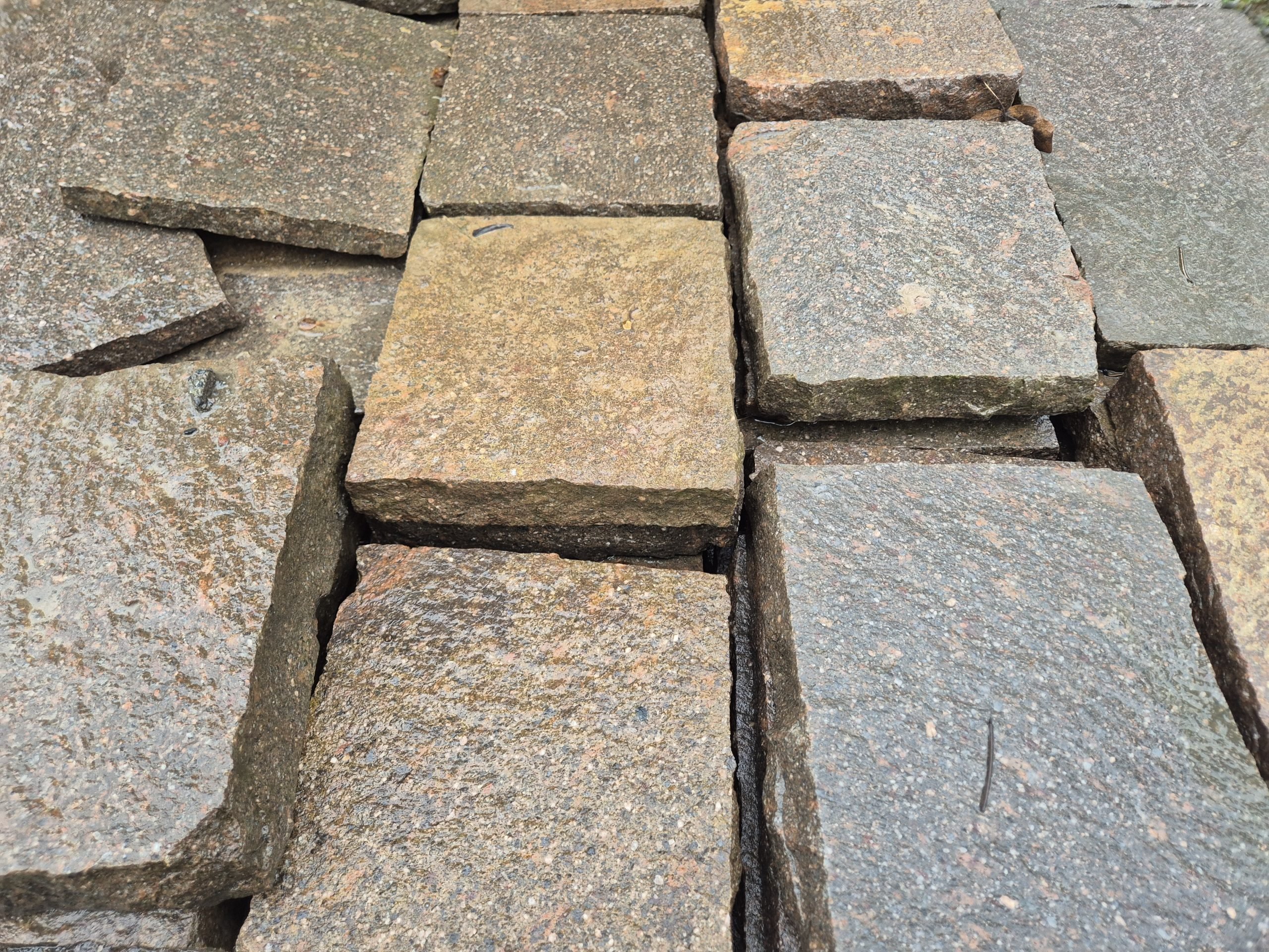 Porphyr Bodenplatten (grau-rot) 20er-Bahn x 2-6 cm, spaltrau/handbekantet