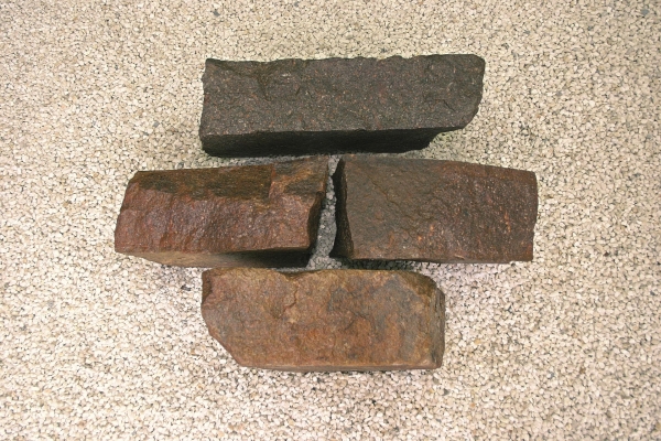 Porphyr Mauersteine (rot-bunt) 15-20 x 15-25 x 25-40 cm, auf Palette