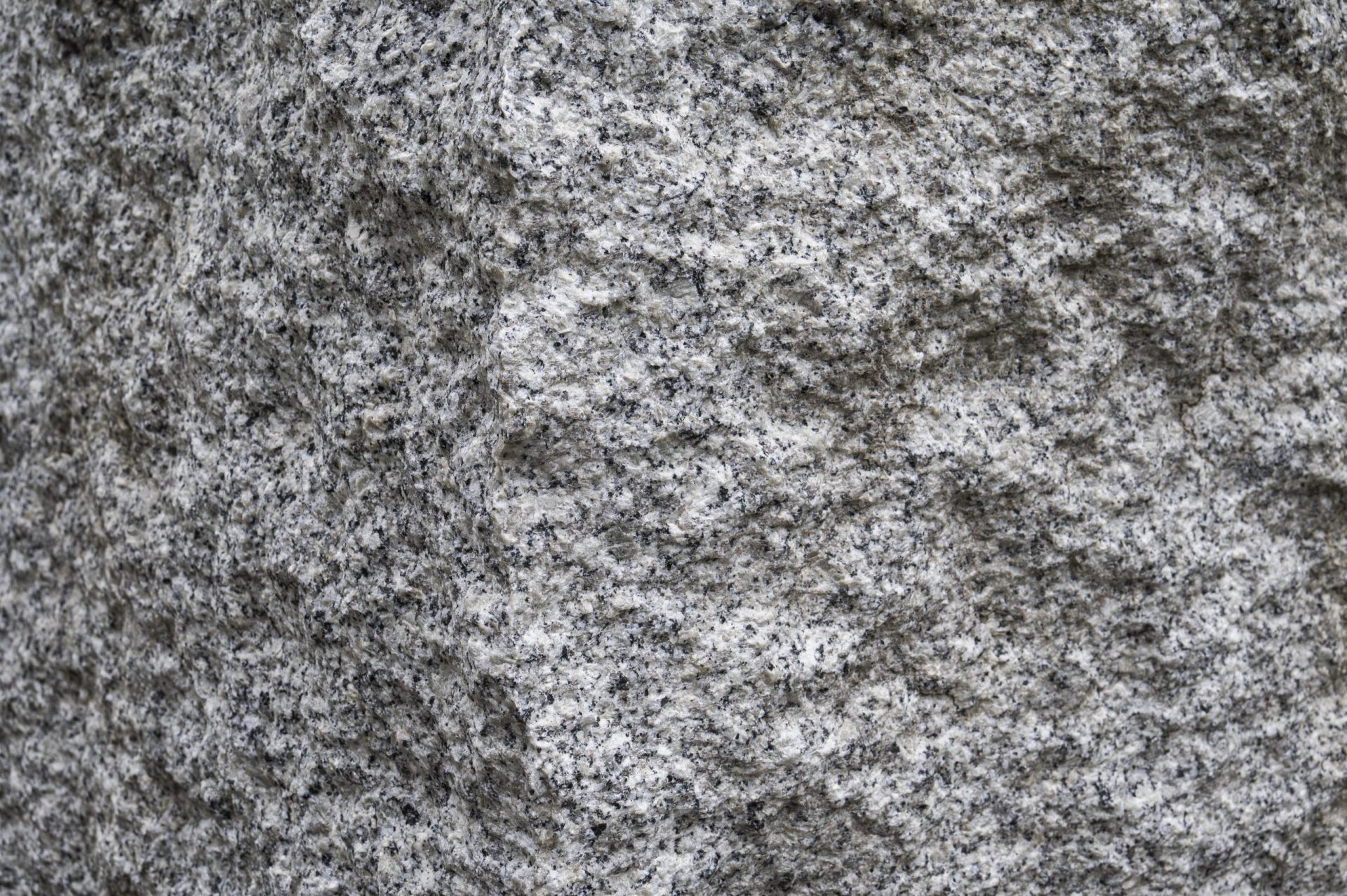 Quader Granit (grau) 40 x 40 x 40 cm, gespalten, auf Palette Quader Granit (grau) 40 x 40 x 40 cm, gespalten, auf Palette