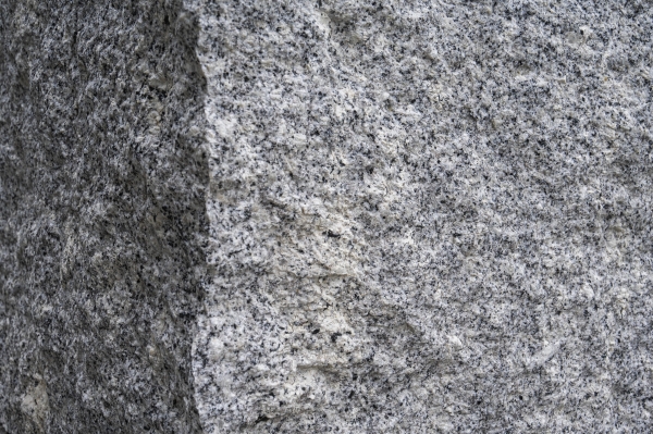 Quader Granit (grau) 40 x 40 x 60-120 cm, gespalten, auf Palette