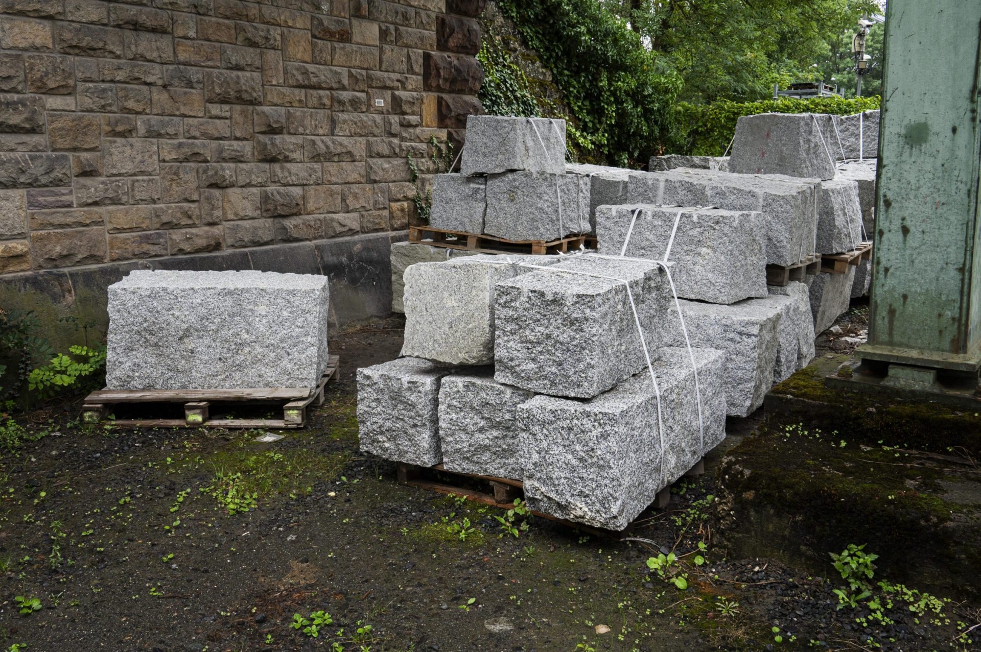 Quader Granit (grau) 40 x 40 x 60-120 cm, gespalten, auf Palette Quader Granit (grau) 40 x 40 x 60-120 cm, gespalten, auf Palette