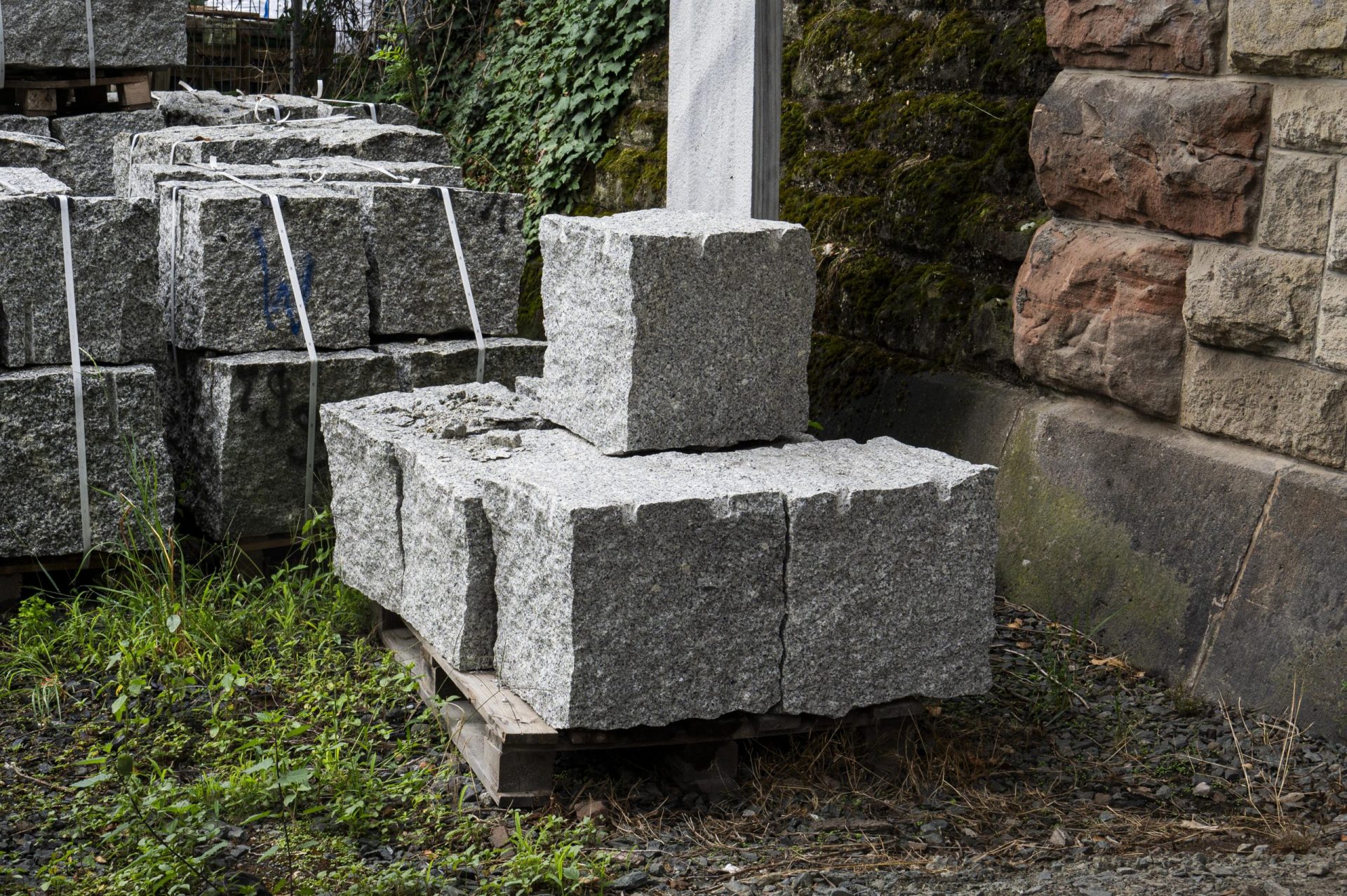 Quader Granit (grau) 50 x 50 x 50 cm, gespalten, auf Palette Quader Granit (grau) 50 x 50 x 50 cm, gespalten, auf Palette