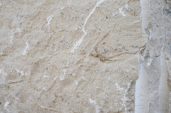 Quader Jura (beige), gesp./abgebohrt ~ 40 x 40-45 x 40-140 cm, auf Palette