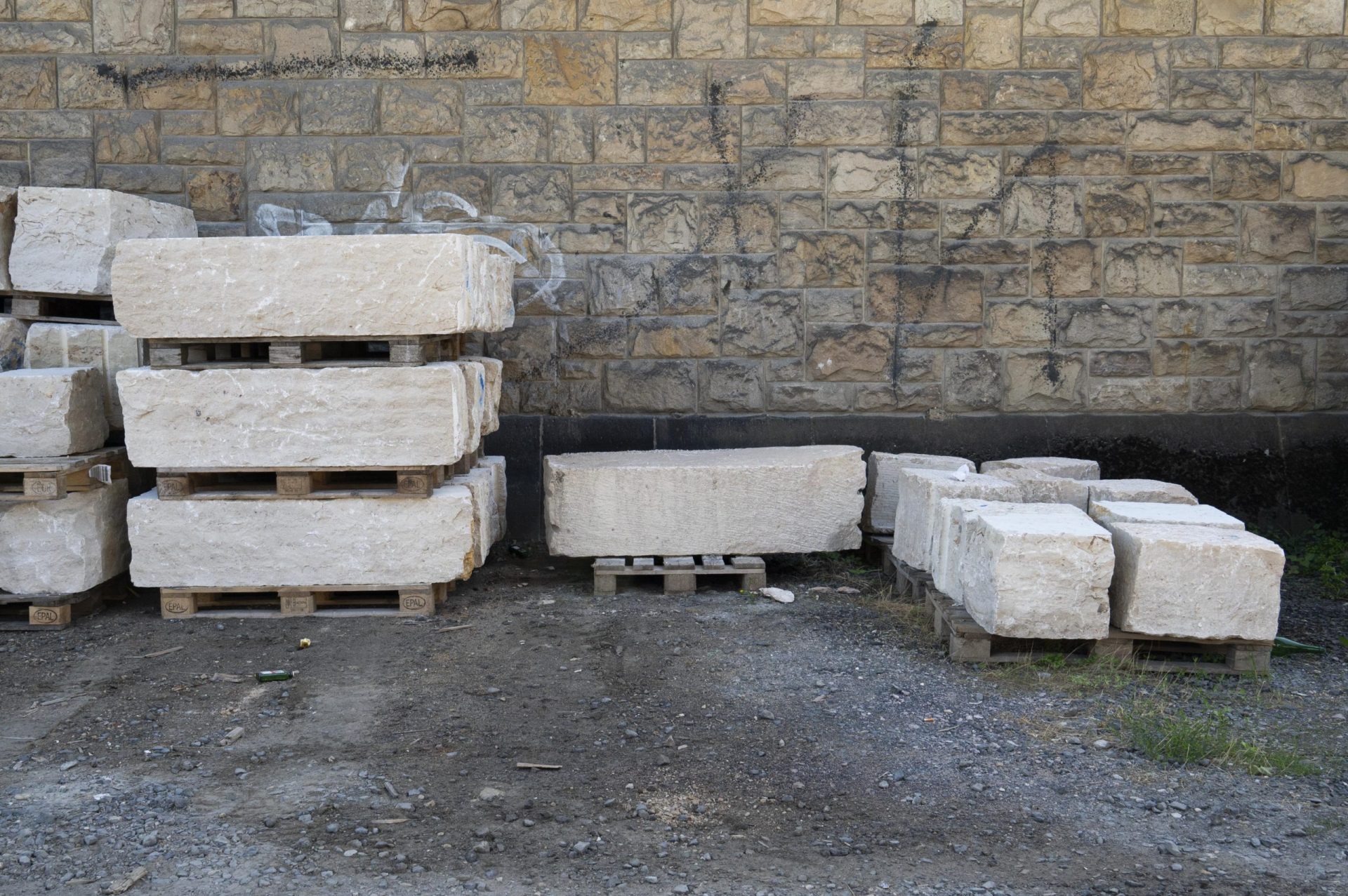 Quader Jura (beige), gesp./abgebohrt ~ 40 x 40-45 x 40-140 cm, auf Palette Quader Jura (beige), gesp./abgebohrt ~ 40 x 40-45 x 40-140 cm, auf Palette